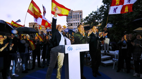 El candidato del PP a la alcaldía vallisoletana, Jesús Julio Carnero, el presidente del PP, Alberto Núñez Feijóo, y el presidente del PP de Castilla y León, Alfonso Fernández Mañueco, durante el primer mitin de campaña del Partido Popular d