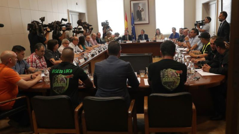 El secretario de Estado de Infraestructuras, Transporte y Vivienda, Pedro Saura, presidió la reunión con las principales asociaciones del sector del taxi hoy en el Ministerio de Fomento para tratar las protestas de los taxistas contra la pr