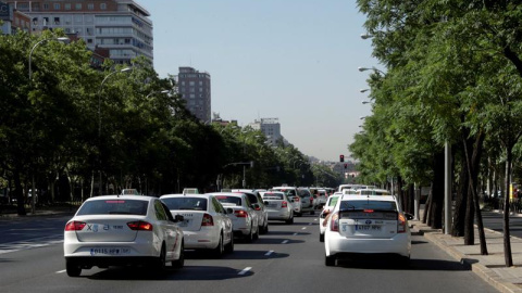 Un grupo de taxis realiza una pitada a su paso por el ministerio de Industria y Competitividad en Madrid. EFE