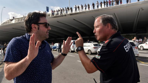 Taxistas en huelga han protagonizado hoy diversos incidentes con compañeros y la Ertzaintza en el aeropuerto de Bilbao durante la huelga de taxis contra el reglamento VTC. EFE | Miguel Toña