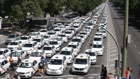 Taxis permanecen concentrados a su paso por el ministerio de Fomento en Madrid. EFE | Zipi