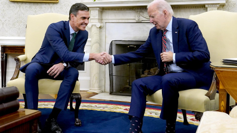 El presidente del Gobierno, Pedro Sánchez, junto al presidente de EEUU, Joe Biden, en el despacho oval de la Casa Blanca.