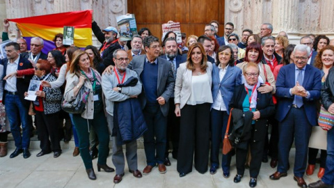 Susana Díaz con las víctimas del franquismo el día en el que, el pasado mes de marzo, el Parlamento andaluz aprobó la Ley de Memoria Histórica y Democrática. /EUROPA PRESS