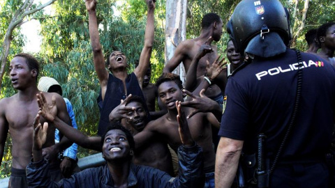 Los agentes marroquíes y los guardias civiles españoles intentaron contener el salto/EFE