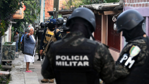 Oficiales de la Policía Militar y miembros de la Fuerza Nacional Antiextorsión (FNA) participan en una operación en barrios y barrios marginales de Tegucigalpa contra pandillas callejeras. AFP/Orlando Sierra