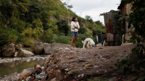 Una niña en un barrio de chabolas en Tegucigalpa (Honduras). REUTERS/Edgard Garrido