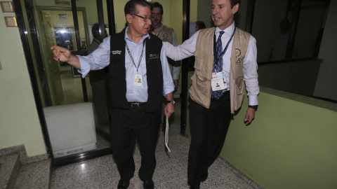 El expresidente de Bolivia Jorge Quiroga (d), jefe de la Misión de Observación Electoral de la Organización de los Estados Americanos, junto al presidente del Tribunal Supremo Electoral de Honduras, David Matamoros, en Tegucigalpa. EFE/Gust