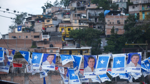 Carteles con el candidato oficialista en las elecciones presidenciales en Honduras, Juan Orlando Hernandez, en un barrio de Tegucigalpa.AFP/ RODRIGO Arangua