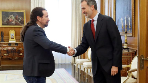 El rey Felipe VI saluda al líder de Podemos, Pablo Iglesias, en el Palacio de la Zarzuela, durante la ronda de consultas con los dirigentes de los partidos políticos para designar candidato a la investidura. EFE/Chema Moya***POOL***