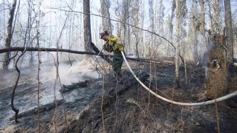 Un bombero trabaja en uno de las zonas afectadas por el incendio. - REUTERS