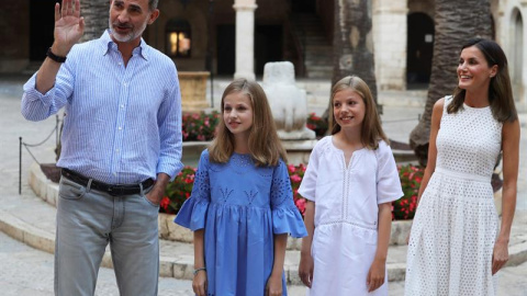 Los Reyes Felipe y Letizia y sus hijas, la princesa Leonor y la infanta Sofía, posaban el domingo en el Palacio de la Almudaina/EFE