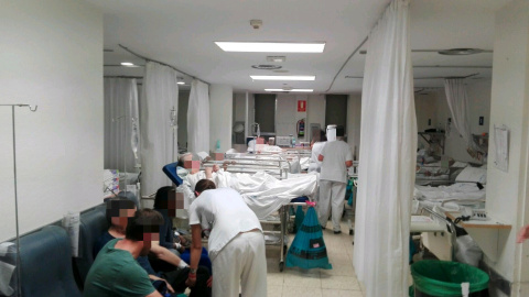 Una sala de urgencias del Hospital La Paz de Madrid publicada por los trabajadores. Denuncian que hay 19 pacientes donde sólo debería haber seis.-@Urgenciaslapaz