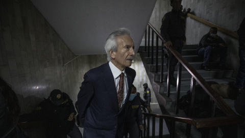 El periodista José Rubén Zamora llega a la torre de tribunales para el inicio de un juicio en su contra, el 2 de mayo, en Ciudad de Guatemala (Guatemala)