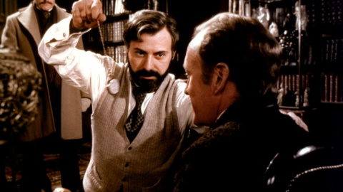 Alan Arkin, como Sigmund Freud, en 'Elemental,Dr. Freud'.