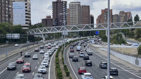 Atascos en la M-30. Operación salida en el inicio del puente de San Isidro