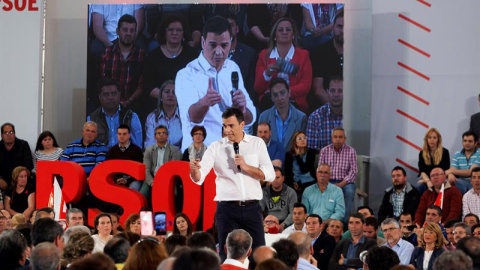 El líder del PSOE, Pedro Sánchez, durante su intervención en un acto público organizado por su partido con motivo del Día de la Rosa, hoy en Mérida. EFE/Jero Morales