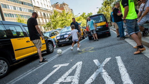 Taxistes de Barcelona bloquegen el trànsit al centre de la ciutat aquest dilluns, en el sisè dia de vaga del sector. / EFE/ Enric Fontcuberta.