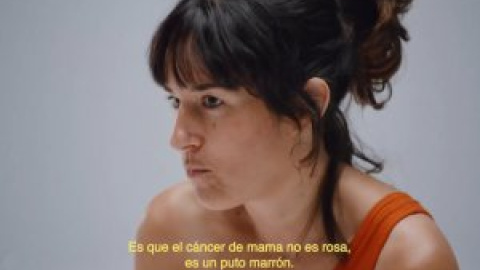 La campaña que pide más recursos en la lucha contra el cáncer de mama y cuenta el origen del 'pinkwahing': "Menos rosa"