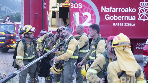 Miembros de la Brigada de Refuerzo de Incendios Forestales (BRIF) de Daroca acuden al incendio de la zona de Leyre, a 15 de junio de 2022, en Leyre, Navarra (España).