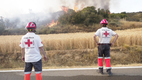 Dos miembros de la Cruz Roja observan el incendio de Tafalla, a 15 de junio de 2022, en Tafalla, Navarra (España).