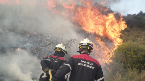 Varios bomberos intentan apagar el incendio de Tafalla, a 15 de junio de 2022, en Tafalla, Navarra (España)