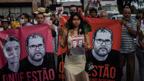 Una mujer indígena acompañada de varias personas marcha durante una protesta por la desaparición del indigenista Bruno Pereira y el periodista inglés Dom Phillips.