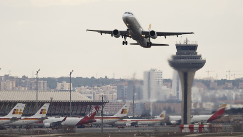 Un avión despega del aeropuerto Adolfo Suárez Madrid-Barajas, con la torre de control al fondo. REUTERS