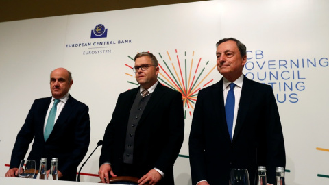 De izq. a der., el vicepresidente del BCE, Luis de Guindos, el gobernador del Banco Central de Lituania, Vitas Vasiliauskas, y el presidente del BCE, Mario Draghi, tras la reunión del consejo de gobierno de la entidad en Vilna.. REUTERS/Int