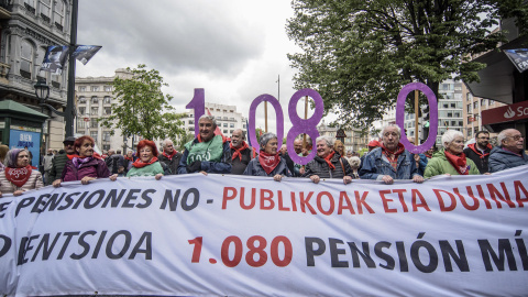 Miles de personas se han manifestado este sábado en las calles de las capitales de Euskadi y Navarra para insistir en su reivindicación de una pensión mínima de 1.080 euros mensuales.