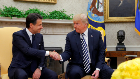 Donald Trump saluda a Giuseppe Conte en el Despacho Oval. /REUTERS