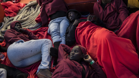 Un grupo de migrantes se prepara para dormir en un barco de Sasemar, en el puerto de Algeciras, ya que no hay espacio en otras estancias. JAIRO VARGAS