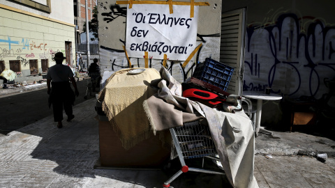 Las pertenencias de un sintecho, en el puerto ateniense del Piero, con un cartel que dice "Griegos no pueden ser chantajeados". REUTERS/Alkis Konstantinidis