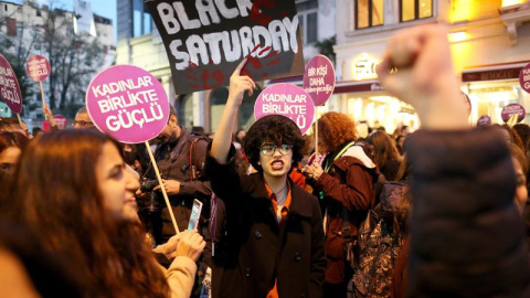 Mujeres muestran pancartas durante una manifestación para protestar con motivo del Día Internacional para la Eliminación de la Violencia contra la Mujer en Estambul, Turquía, 25 de noviembre de 2017.