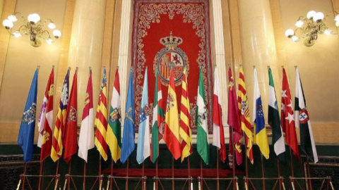 Banderas de las comunidades autónomas en el Senado, en la Conferencia de Presidentes. EFE