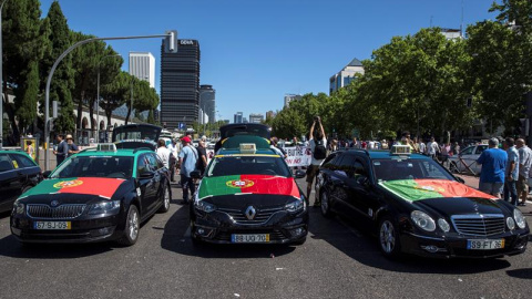 MADRID, 31/07/2018 Taxis portugueses se solidarizan con la huelga de taxistas, que colapsan la avenida de la castellana en Madrid. EFE/Rodrigo Jiménez