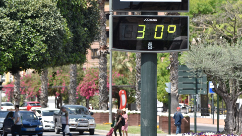 Un cartel señala 30ºC de temperatura, a 27 de abril de 2023, en Murcia, Región de Murcia (España).