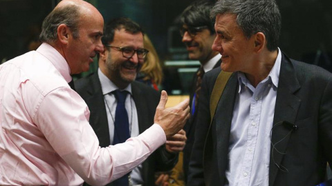 El ministro español en funciones de Economía Luis de Guindos saluda al ministro heleno de Finanzas, Euclides Tsakalotos durante el encuentro de ministros de Economía y Finanzas del euro. EFE