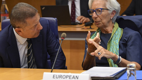 La presidenta del BCE, Christine Lagarde , conversa con uno de sus asesores antes de la reunión de los ministros de Finanzas de la Eurozona, en Luxemburgo. AFP/John Thys