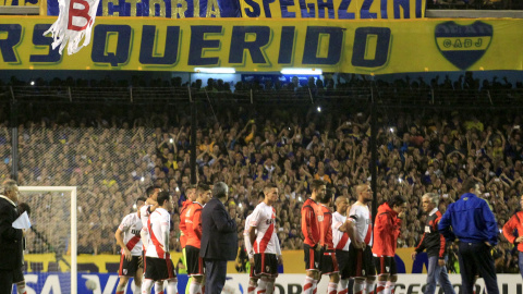 Los jugadores de River Plate esperando tras la agresión en el césped de La Bombonera. /REUTERS