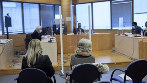 Ascensión D. y su hija, Ana Q, sentadas en el banquillo de los acusados para declarar en el Juzgado de lo Penal número 17 de Madrid.