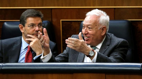 El ministro de Asuntos Exteriores, José Manuel García-Margallo (d), junto al titular de Justicia, Rafael Catalá. EFE/Chema Moya