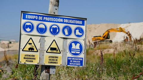 16/06/2022. Un cartel obras en la zona perteneciente a la explotación minera de Tolsadeco, a 9 de junio de 2021, en Madrid.