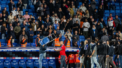 Un grupo de ultras del Espanyol invade el campo tras la derrota de su equipo contra el FC Barcelona, a 14 de mayo de 2023.