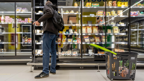 Un hombre escoge los productos en el supermercado La Osa. - Público