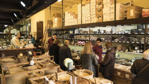 03/2023 - Imagen de un comercio de Ciutat Vella en Barcelona.