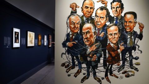 Una caricatura con los involucrados en el caso Watergate que ocupó la portada de la revista 'Time' en abril de 1973 se exhibe en la exposición 'Watergate: Retrato e Intriga' en la Galería Nacional de Retratos de Washington, con motivo del 5