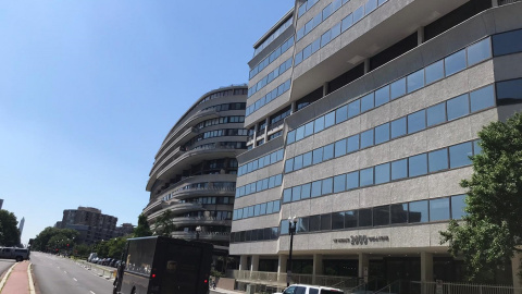 Edificio del complejo Watergate, en el número 2600 de Virginia Avenue de Washintong, donde estaban las oficinas del Partido Demócrata que fueron asaltadas en la madrugada del sábado 17 de junio de 1972. Al fondo de la calle se ve el obelisc