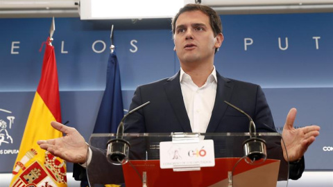 El presidente de Ciudadanos (Cs), Albert Rivera, durante una rueda de prensa para hacer un balance político cuando se cumplen dos meses después de la llegada al Gobierno del líder del PSOE, Pedro Sánchez, esta mañana en el Congreso de los D