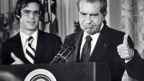 Foto del 9 de agosto de 1974 del presidente Richard Nixon, en la despedida del personal de la Casa Blanca, tras dimitir por el escándalo del Watergate, que estalló dos años antes. AFP