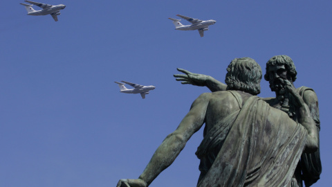 Helicópteros de transporte IL-76MD del Ejército ruso en formación sobre el monumento a Minin y Pozharsky, en la Plaza Roja de Moscú, durante el desfile de la Victoria. REUTERS/Maxim Shemetov